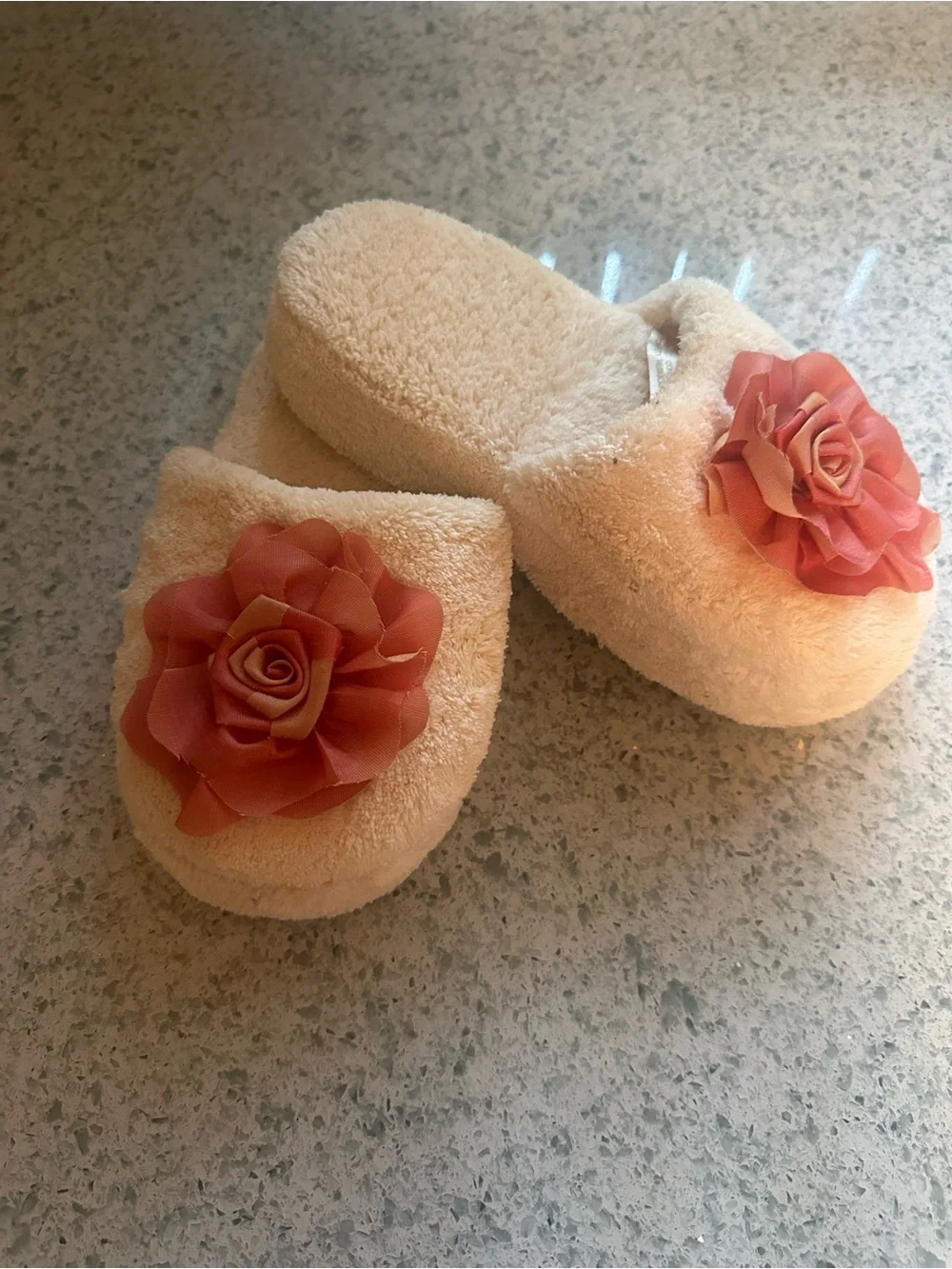 Plush Cream Women’s Spa Slippers with Coral Flower Accent size 6-7